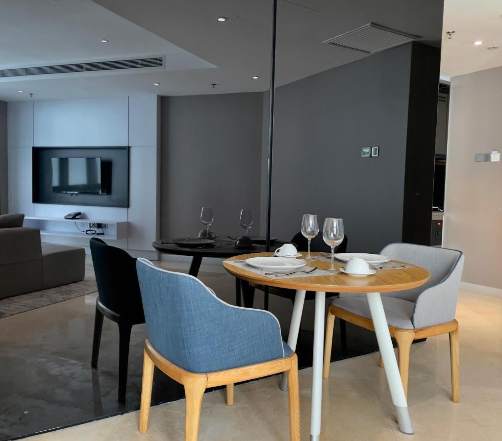 Fraser Place Puteri Harbour Nusajaya  Exterior foto A dining room in a condominium